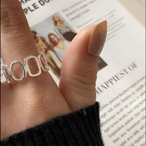 Minimalist Chic Design Adjustable Ring - Picture 1 of 5